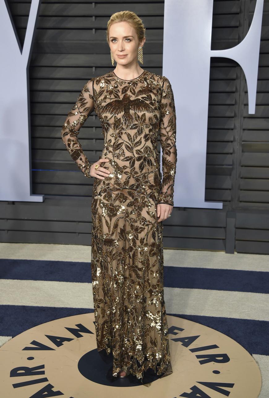 Wow, dieses Kleid ist einfach nur cool! Der Adler auf der Brust zieht alle Blicke auf sich, Emily Blunt traf genau die richtige Wahl zu