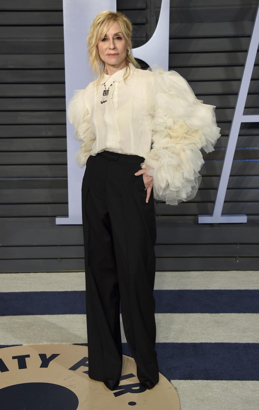 In diese Bluse haben wir uns auf Anhieb verliebt. Die Schauspielerin Judith Light beeindruckte auf dem Red Carpet.