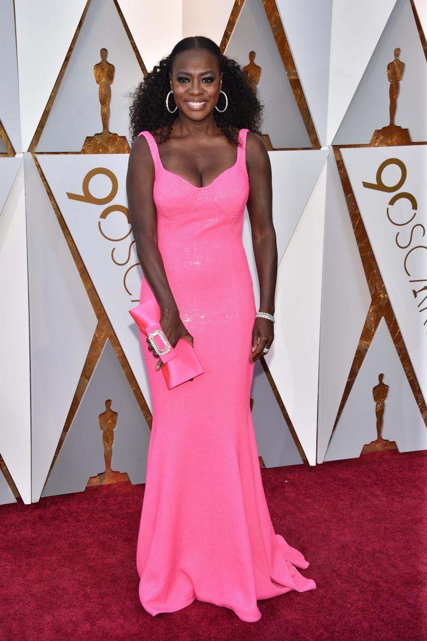 Auch sie war nicht zu übersehen. Schauspielerin Viola Davis machte in einem leuchtend pinken Kleid von sich reden.