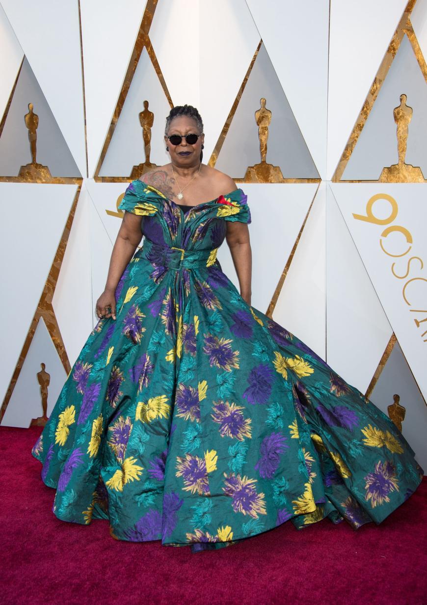 Schauspielerin Whoopi Goldberg entschied sich für einen fragwürdigen Look, sorgte damit aber defintiv für den Hingucker des Abends. Sie ließ sich von US-Designer Christian Siriano eine üppige Robe schneidern.