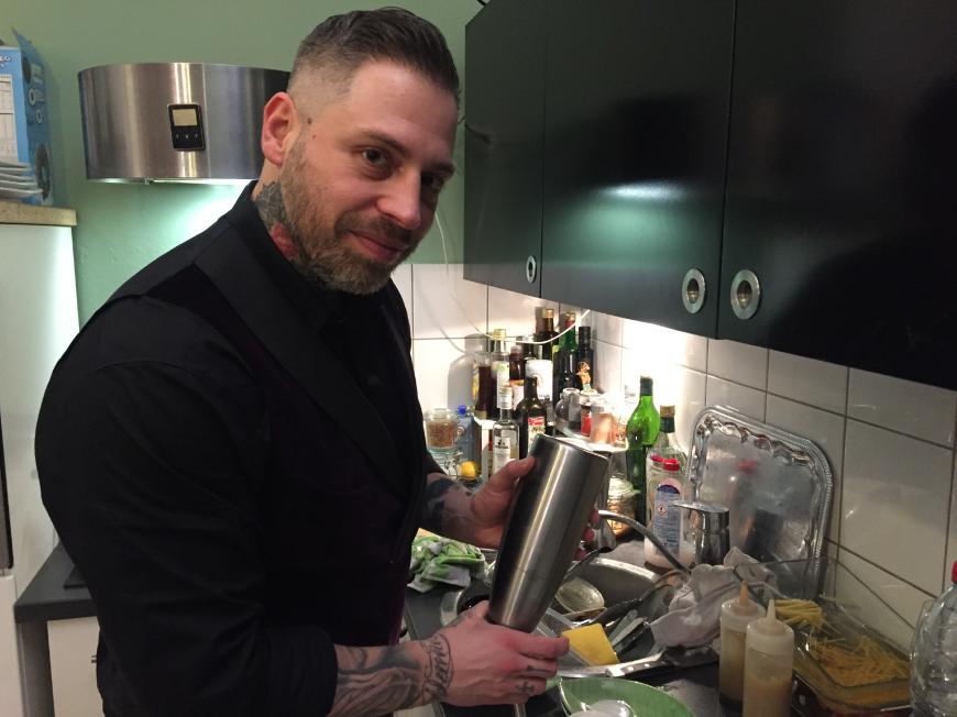 Katzenbesitzer und Tätowierer Patrick eröffnet die Dinner-Woche. Oder ist er doch der Profi?