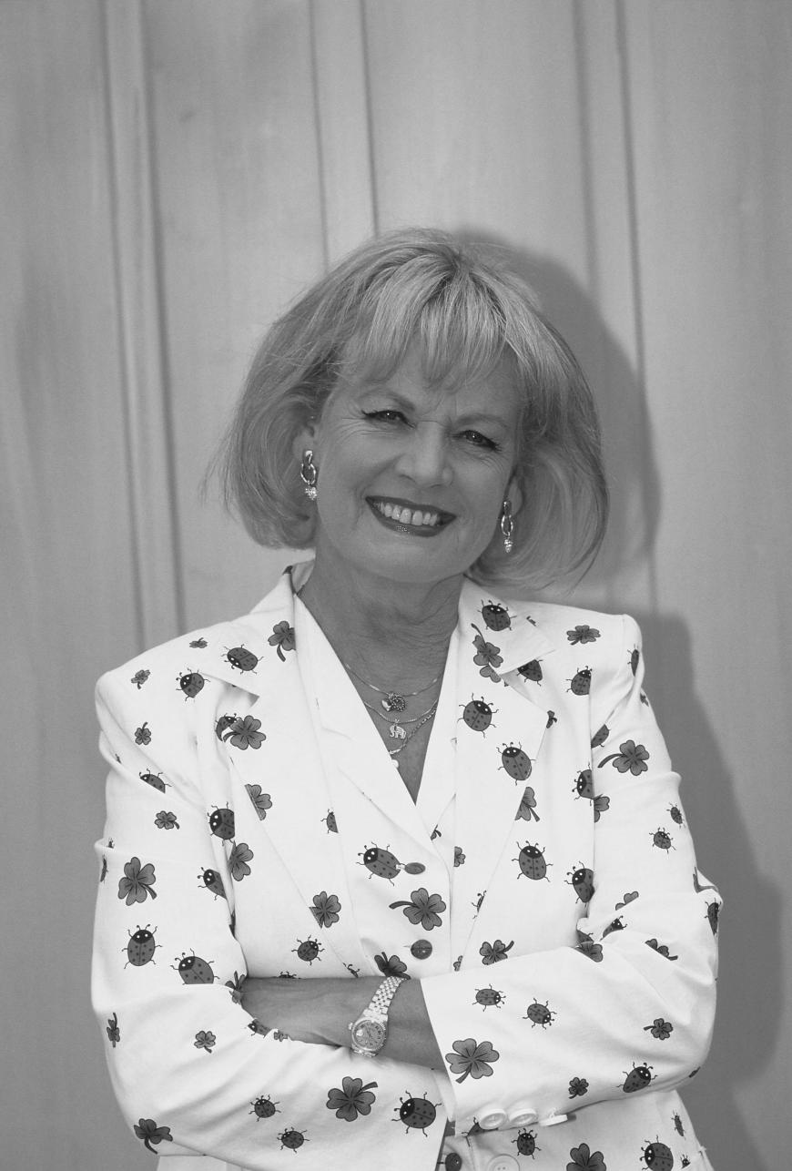 Die langjährige Radio-Moderatorin Ulla Norden ist tot. Am 5. März 2018 verstarb die beliebte Ansagerin, die auch als Sängerin bekannt war, in einem Krankenhaus in Bad Neuenahr. Ulla Norden war fast 18 Jahre lang Moderatorin bei WDR 4, präsentierte unter anderem die Shows