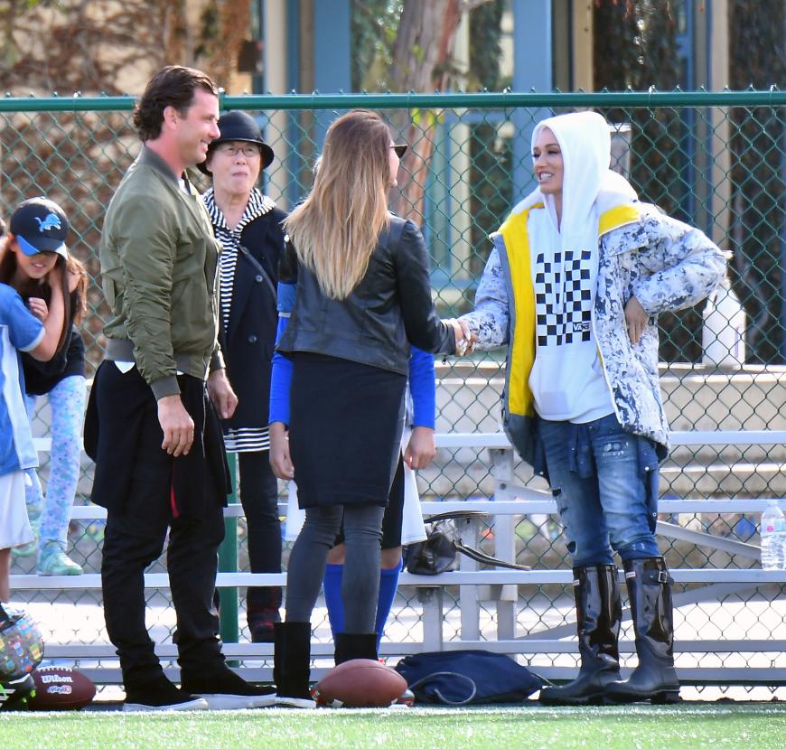 Unangenehm! Macht Gwen Stefani (r.) hier gute Miene zum bösen Spiel, oder freut sie sich wirklich, Sophia Thomalla die Hand zu schütteln?