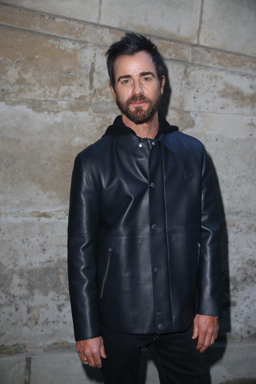 Glücklich sieht anders aus: Unrasiert und mit tiefen Sorgenfalten ließ Justin Theroux sich jetzt auf der Paris Fashion Week ablichten.