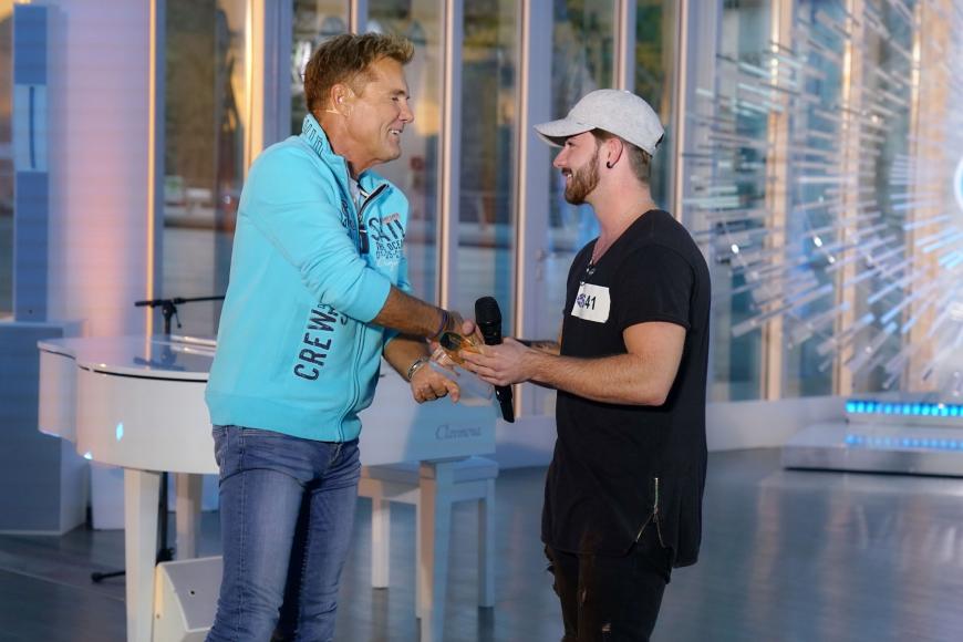 Dieter Bohlen vergibt seine Goldene CD an Michel Truog.
