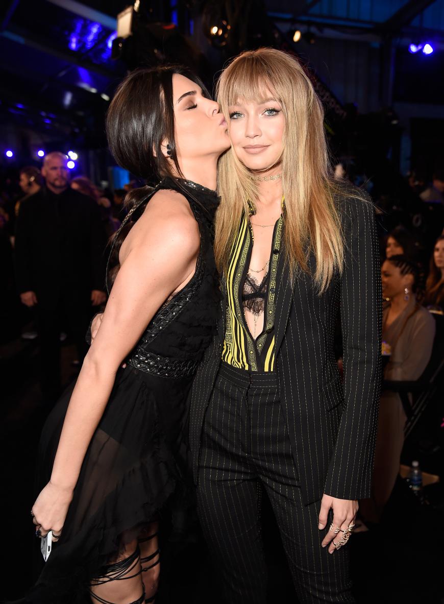 Sogar mit Model-Freundin Gigi Hadid wurde Kendall Jenner von Internetnutzern schon eine Affäre nachgesagt.