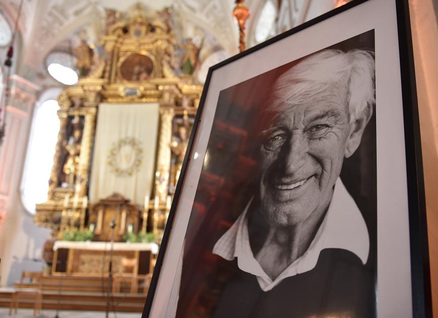Siegfried Rauch bleibt unvergessen: In einer Kapelle im bayrischen Dorf Habach erwiesen beinahe 200 Freunde und Angehörige bei einem emotionalen Gottesdienst dem beliebten Fernsehgesicht die letzte Ehre.