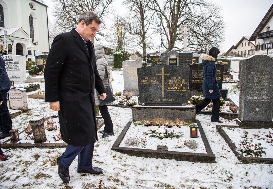 Markus Söder auf dem Friedhof, wo Rauch die letzte Ruhe findet.