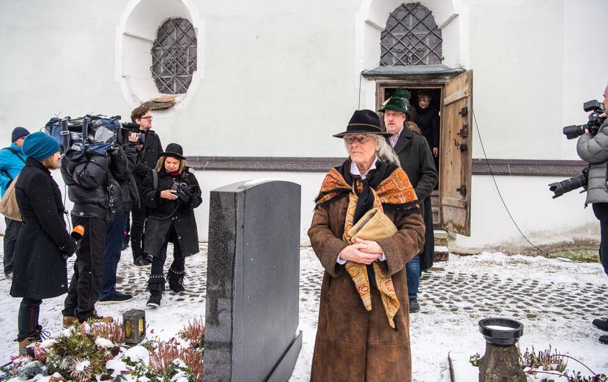 Witwe Karin Rauch verlässt die Kirche nach dem Gedenkgottesdienst für ihren verstorbenen Ehemann.