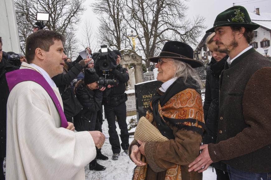 Pfarrer Peter Seidel mit Witwe Karin Rauch beim Gedenkgottesdienst der Trauerfeier für den verstorbenen Schauspieler