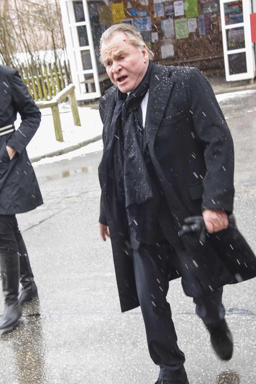 Auch Schauspieler Fritz Wepper verabschiedet sich bei der Trauerfeier von seinem lieben Kollegen Siegfried Rauch.
