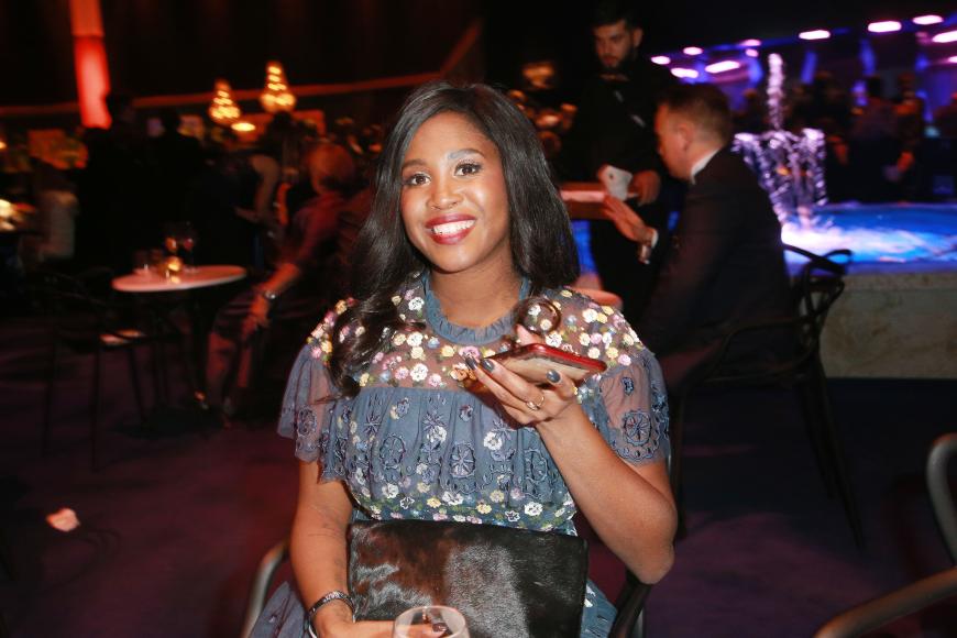 Motsi Mabuse und Evgenij Voznyuk bekommen ein Kind! Auf Veranstaltungen in den letzten Wochen (wie hier bei der Goldenen Kamera) hielt sie immer etwas vor ihren Bauch, um ihn zu verdecken.