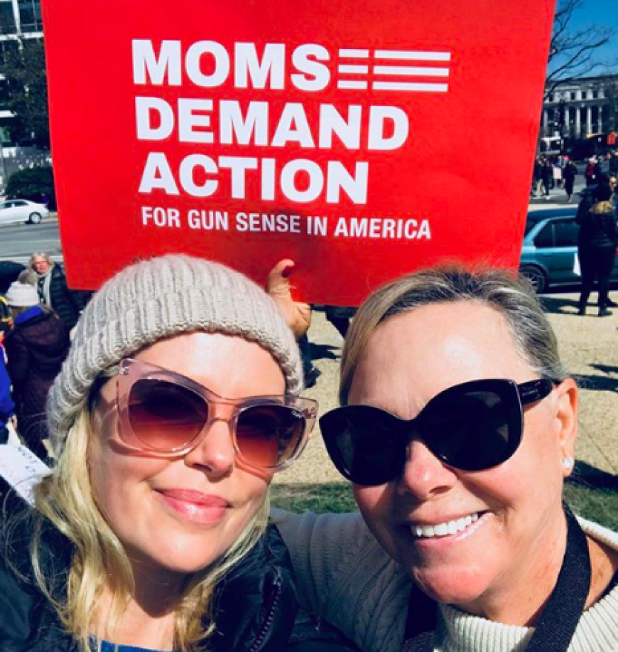 Auch Schauspielerin Charlize Theron war vor Ort in Washington. Zusammen mit ihrer Mutter Gerda protestierte sie gegen die Waffengesetze und schrieb zu dem Selfie: „Diese Mütter fordern Handlungen“.