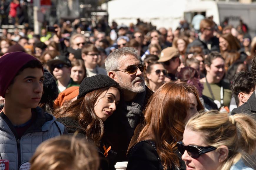 „Ihr macht mich wieder Stolz auf mein Land“, so George Clooney an die Organisation von „March for Our Lives“. Zusammen mit seiner Frau Amal nahmen sie an der Demonstration in Washington teil.