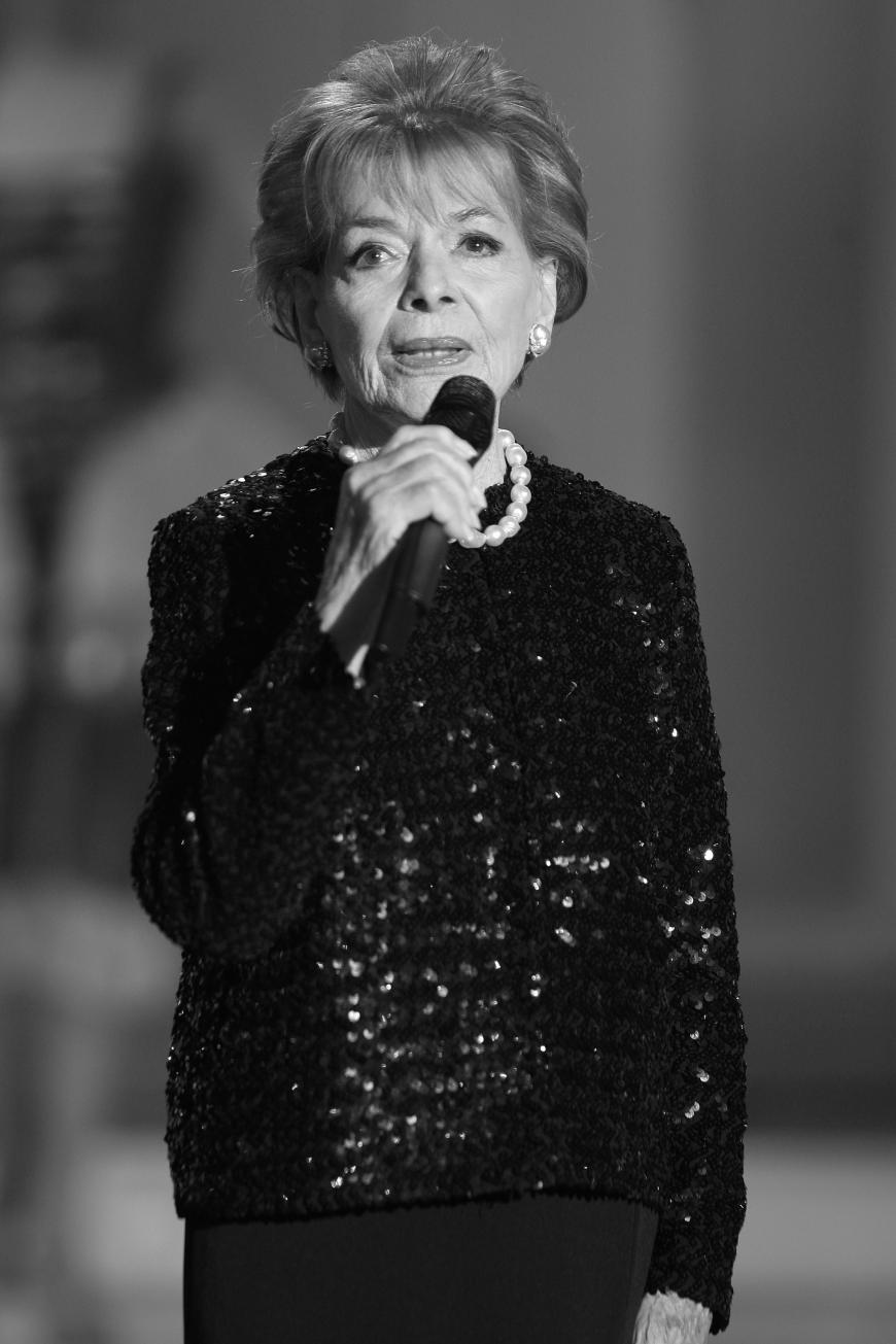 Schlagersängerin Lys Assia verstarb am 24. März im Alter von 94 Jahren. Die Schweizerin gewann 1956 mit dem Lied „Refrain“ den ersten Eurovision Song Contest. 2007 trat sie gemeinsam mit Beatrice Egli beim Grand Prix der Volksmusik an.