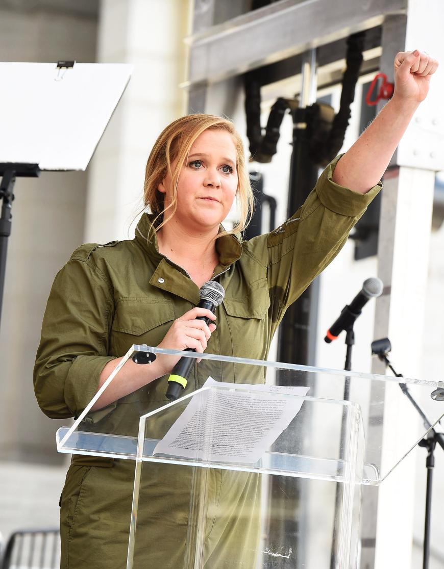 Schauspielerin Amy Schumer stellte bei ihrer Rede in Los Angeles konkrete Forderungen: Waffenverkäufe müssen digitalisiert und Hintergrundchecks angestellt werden.