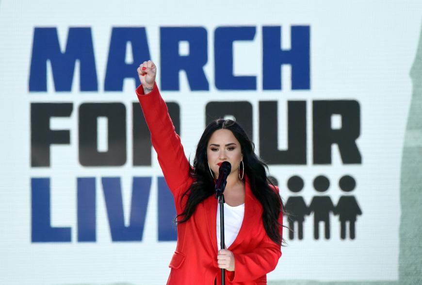 Demi Lovato sang ihren Song „Skyscraper“ auf der Bühne in Washington.