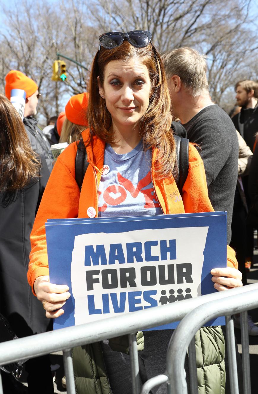 Seit 2012 sind an US-Schulen 139 Menschen getötet worden. Das muss aufhören, findet auch Schauspielerin Kate Walsh und nahm ebenfalls an der Demo teil.