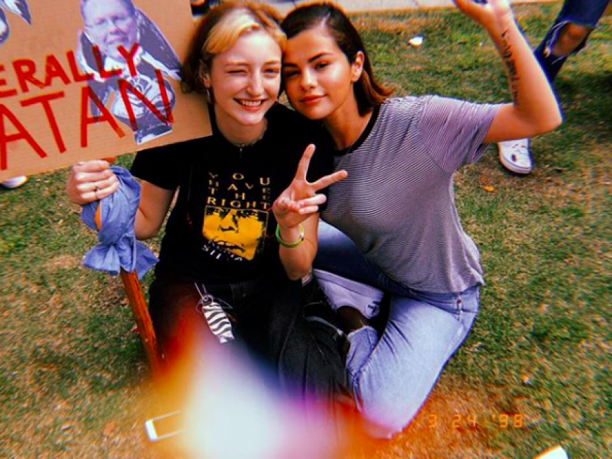 Selena Gomez teilte diesen Schnappschuss auf ihrem Instagram-Account. Dazu schrieb die Sängerin: „Ich möchte nicht mehr nur ein Instagram-Post sein. BITTE. GENUG. Diese Leute, Familien und KINDER haben genug gelitten. Heute marschieren wir um unser Leben. Ich werde weiterhin auf Gott vertrauen und auch meinen Teil dazu beitragen, Veränderungen herbeizuführen“.