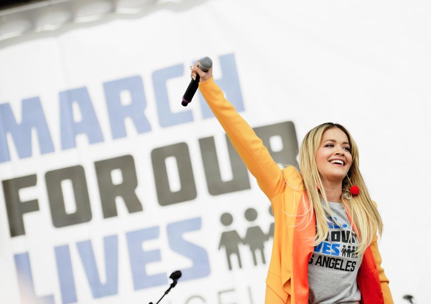 Auch Rita Ora kam auf der Bühne in Los Angeles zu Wort und zeigte Farbe gegen Waffengewalt.