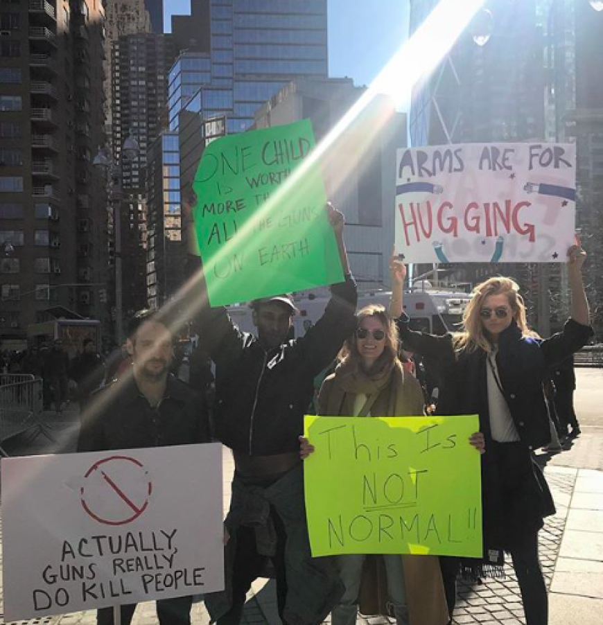 Auch Topmodel Toni Garrn (rechts) ist am Samstag bei der Demo in New York erschienen. Auf ihrem Plakat steht: „Arme sind zum Umarmen da“.