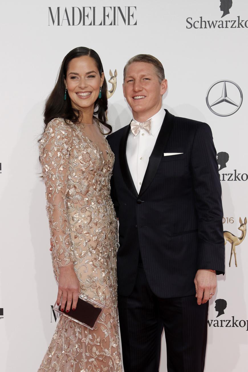 Vor rund einer Woche wurden Ana Ivanovic und Bastian Schweinsteiger zum ersten Mal Eltern. "Willkommen auf der Welt, unser Kleiner. Worte können das Glück und die Freude nicht beschreiben, die wir in unseren Herzen spüren", kommentierte die Ex-Tennisspielerin die freudige Nachricht.
