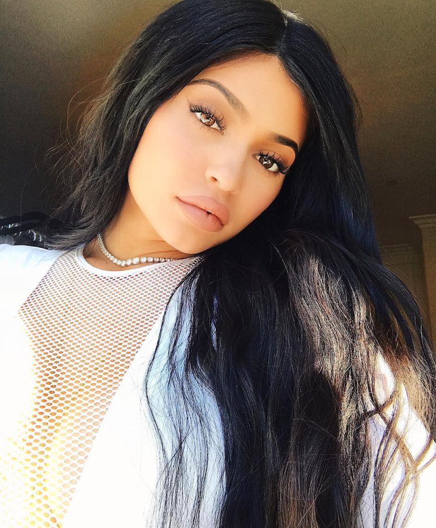 Kylie Jenner liebt es ihre Haare zu färben und auffällige Perücken zu tragen. Und es scheint so, als würde das Reality-Sternchen ihre platinblonden Haare vermissen.