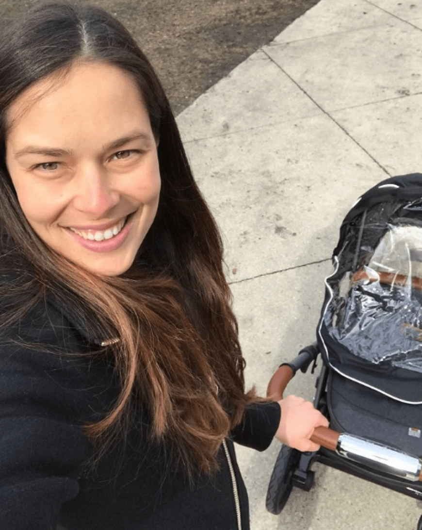 Neu-Mama Ana Ivanovic, 30, strahlt uns auf ihren Social-Media-Kanälen aktuell immer öfter ungeschminkt entgegen - und wir sind total verliebt in den natürlichen Look der Sportlerin! Vielleicht liegt das auch daran, dass der Frau von Bastian Schweinsteiger, 33, das Muttersein einfach toll steht.