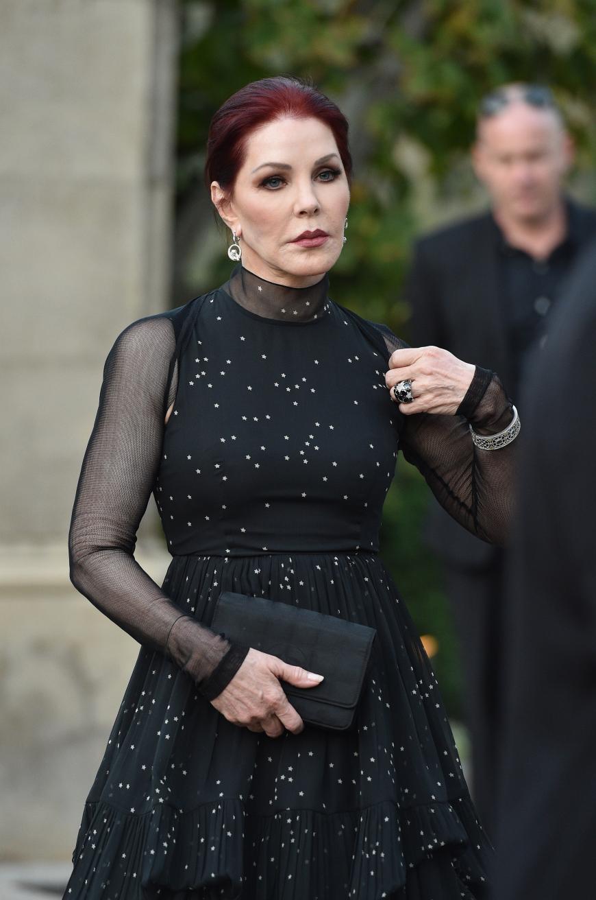 Elvis Presleys Witwe Priscilla Presley ist der Überzeugung, dass der "King" sich selbst umbrachte.