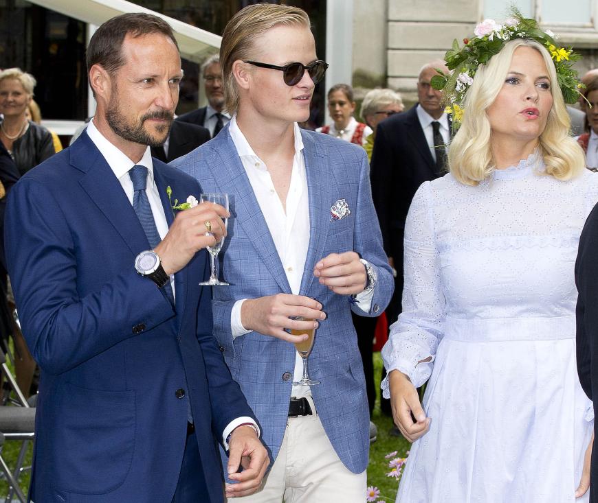 Die norwegischen Royals um Kronprinz Haakon (links) und Mette-Marit (rechts) sollen mit der Wahl von Marius einverstanden sein.