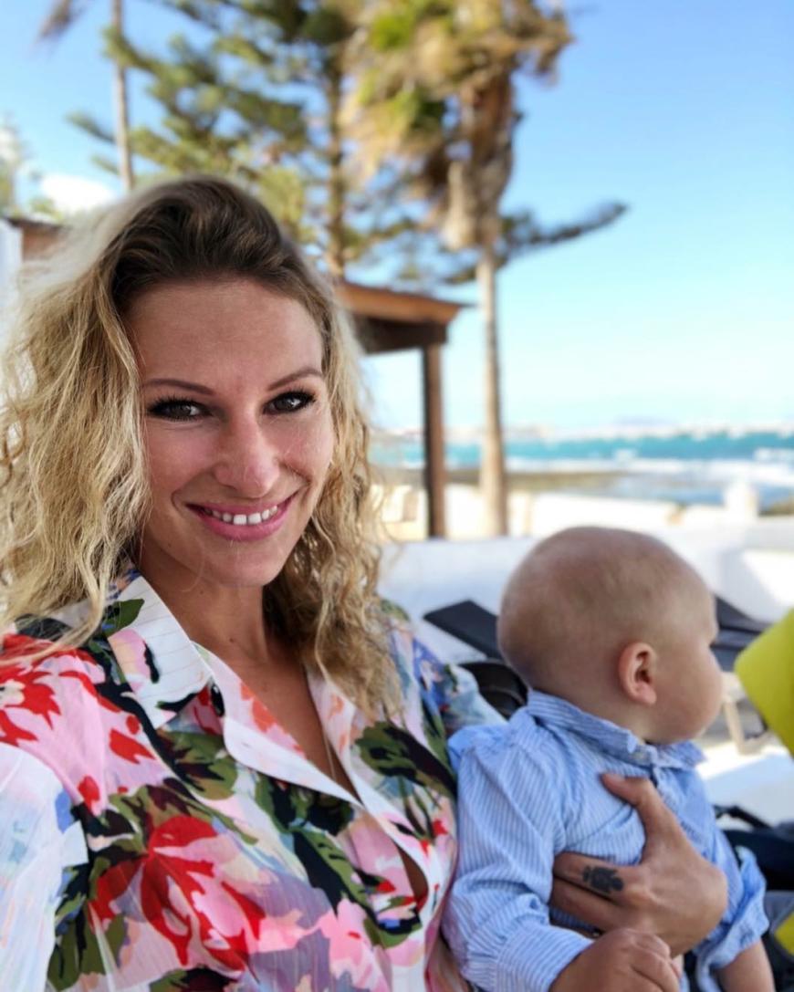 Janni Hönscheid zeigt sich und Emil Ocean beim Stillen - zu viel für einige Follower.