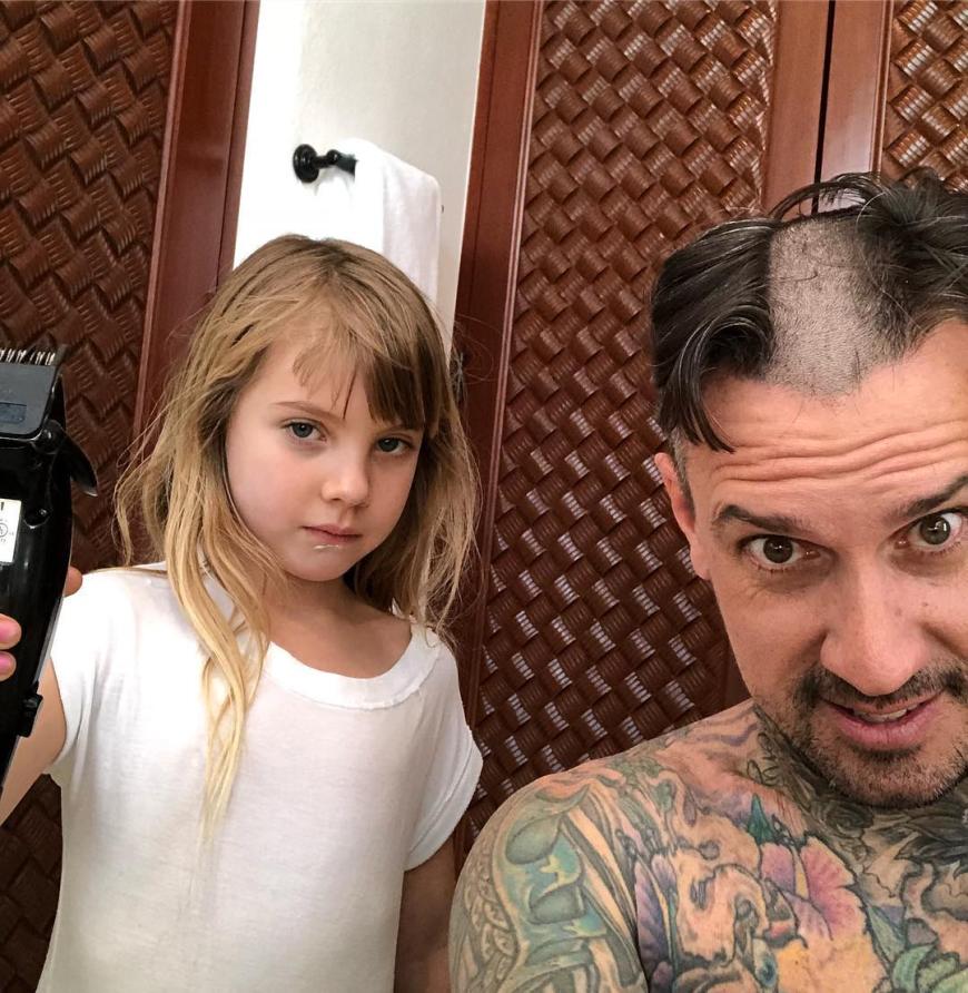 Willow Hart hat das Frisieren für sich entdeckt - Papa Carey Hart trägt jetzt einen sehr besonderen Look.