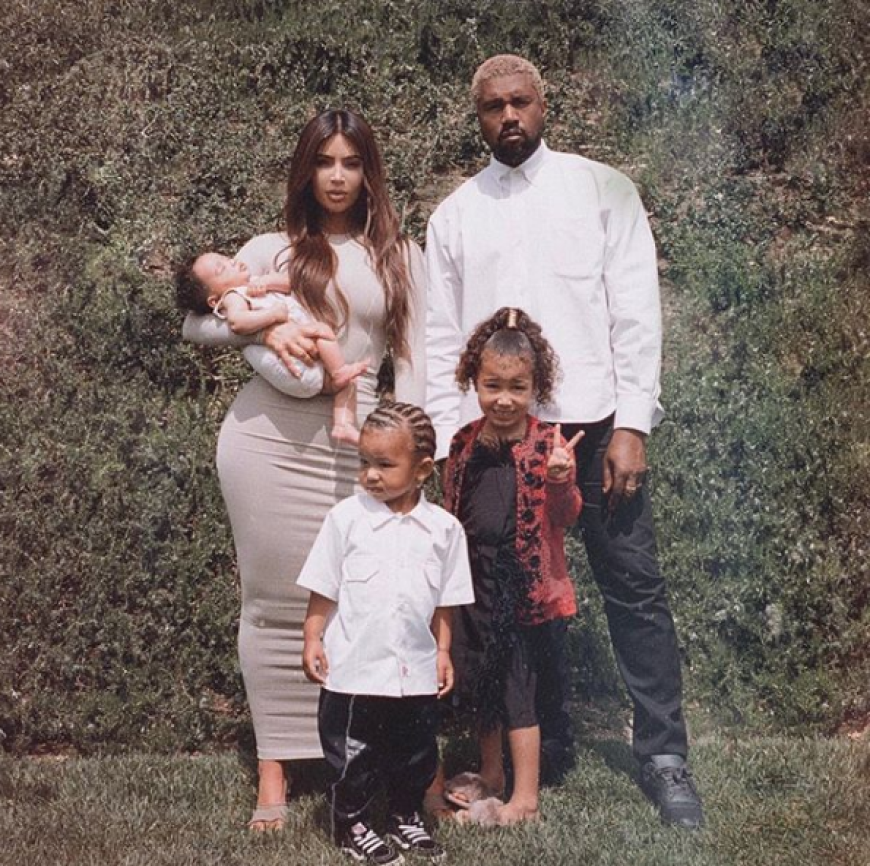 Zum ersten Mal veröffentlichte Kim Kardashian, 37, jetzt einen Schnappschuss von ihrer kompletten Familie. Darauf zu sehen sind Ehemann Kanye West, 40, Tochter North, 4, Sohn Saint, 2, und Baby Chicago, 2 Monate. Zu dem Oster-Schnappschuss schreibt die Reality-Queen: