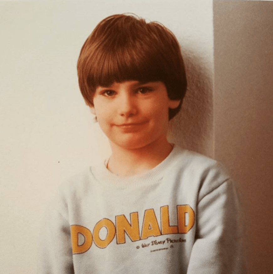 Na, wer ist denn dieser knuddelige Junge mit Pilzkopf-Frisur? Kleiner Tipp: Er ist heute ein gefragter Profi-Tänzer und fegt seit zehn Staffel über das beliebte