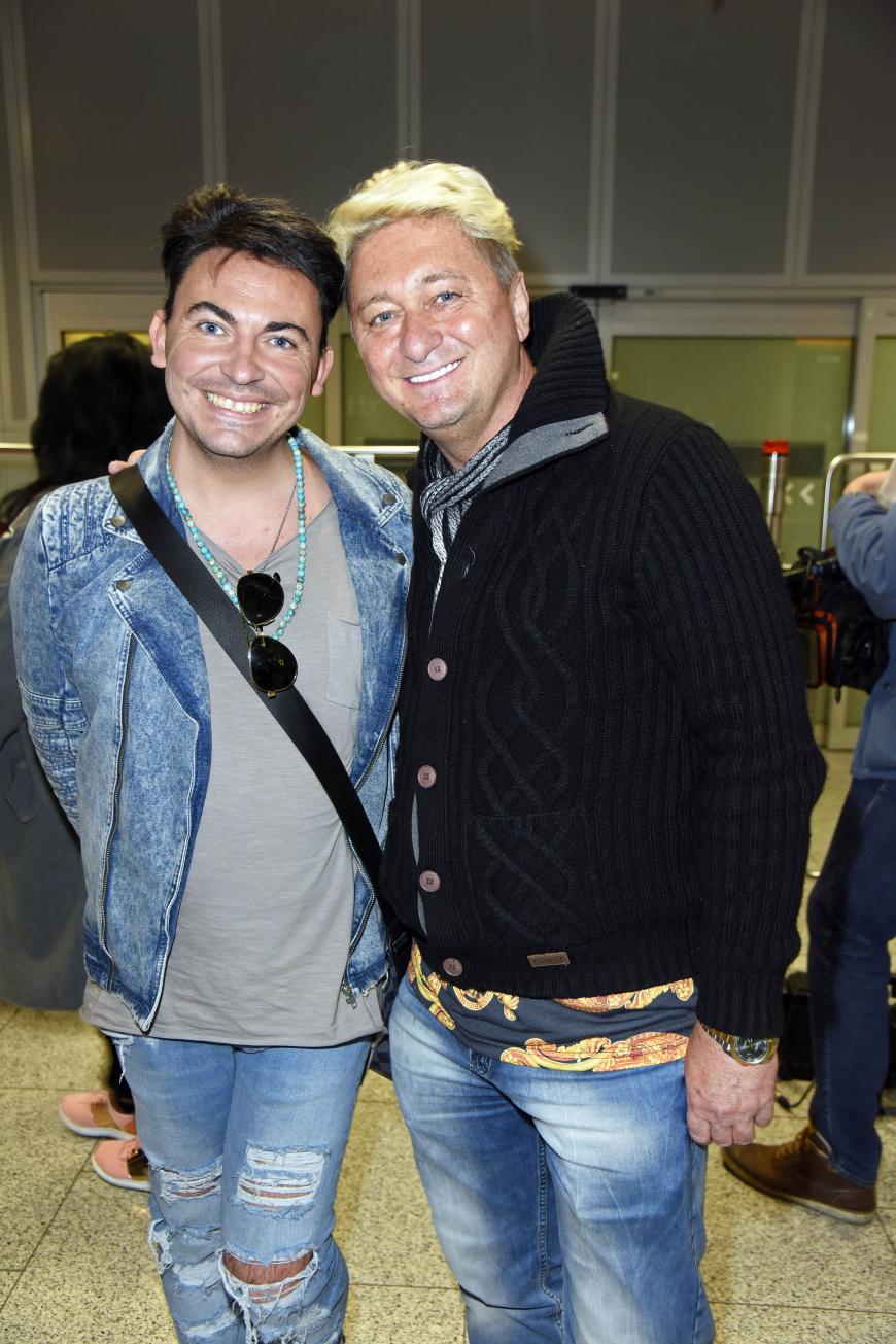 Matthias Mangiapane und Hubert Fella am Flughafen in Frankfurt 