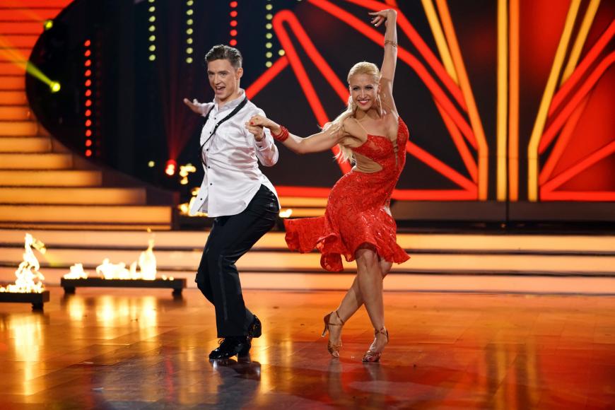 Bei der feurigen Salsa muss es passiert sein: Kathrin Menzinger verletzt sich am Ohr.