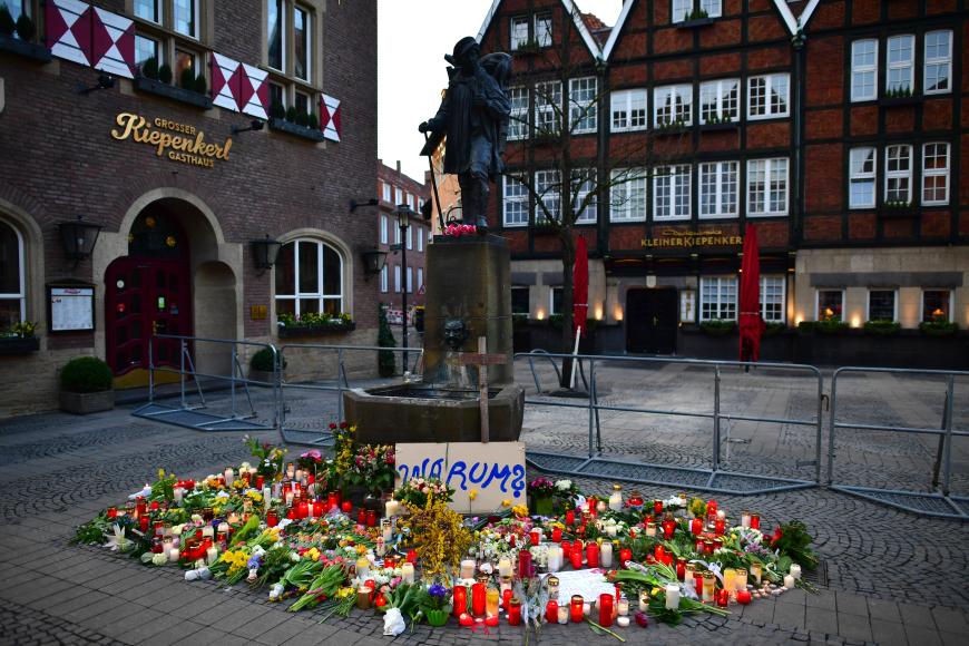 Münster trauert: Unter dem Kiepenkerl-Denkmal legen Bürger der Stadt Blumen und Kerzen nieder.