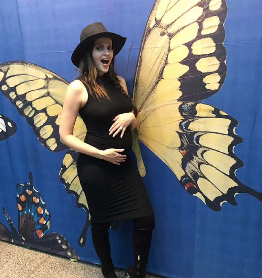 Wow! Hana Nitsche hat den absoluten Baby-Glow! Das Model offenbarte im März, dass es schwanger ist. Seitdem die Katze aus dem Sack ist, zeigt die schöne Wahl-Amerikanerin gerne ihren Babybauch im Netz. Auf einem neuen Instagram-Schnappschuss hält sie nicht nur stolz ihre Wölbung in die Kamera, sondern enthüllt zugleich, in welcher Schwangerschaftswoche sie sich befindet.