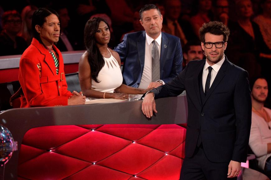 Schon im vergangen Jahr gerieten Joachim Llambi und Jorge Gonzalez in der Show aneinander. Motsi Mabuse sitzt wortwörtlich zwischen den Stühlen. Sie versucht immer wieder zu schlichten.