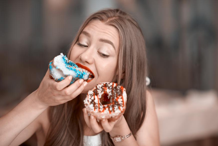 Zucker ist in vielen Lebensmitteln enthalten. Diese sind zwar lecker, aber leider auch ziemlich schlecht für deinen Körper. 