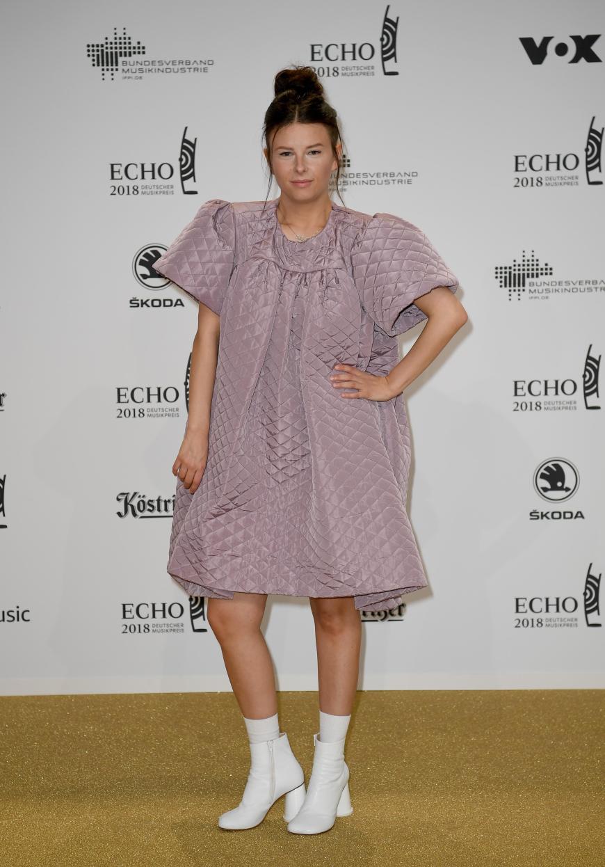 Sängerin Balbina erschien in einem äußerst fragwürdigen Outfit auf dem Red Carpet und fiel damit definitiv unter die Kategorie