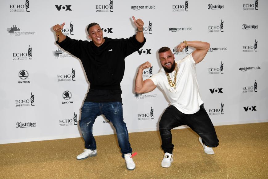Aufreger des Abends: Die Rapper Farid Bang und Kollegah. Dennoch präsentierten sich sich betont lässig und ließen auf dem Red Carpet ihre Muskeln spielen.