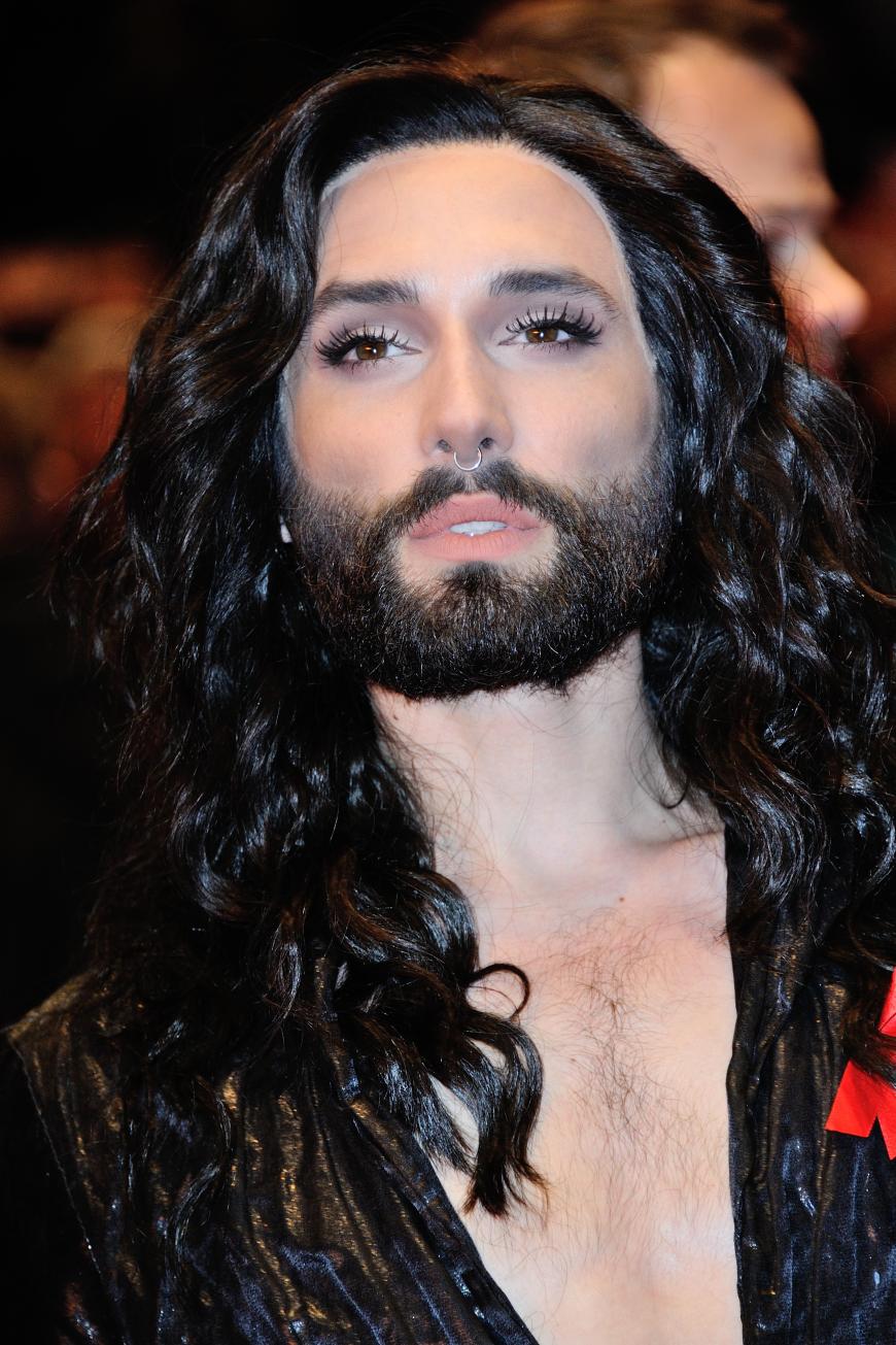 Conchita Wurst wurde von einem Ex-Freund erpresst und ging nun mit dem Geständnis an die Öffentlichkeit, dass sie HIV-positiv ist.