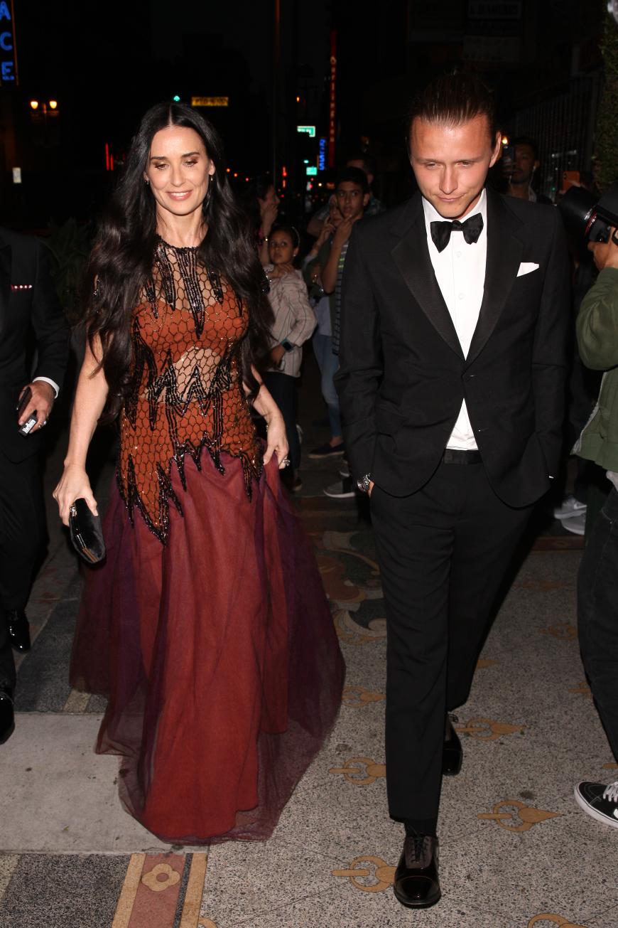 Eine von den Hollywood-Größen war Demi Moore zusammen mit ihrem Freund.