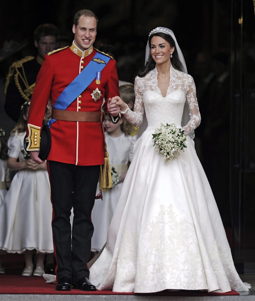 Am 29. April 2011 traten Prinz William und Herzogin Kate vor den Traualtar – eine echte Prinzessinnenhochzeit, wie sie im Bilderbuch steht! Ihr traumhaft schönes Kleid stammte aus dem Modehaus Alexander McQueen. 2,70 Meter war Herzogin Catherines Schleppe lang.
