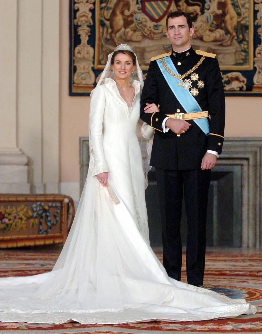 Doch auch die diese Schönheit kann sich sehen lassen. Am 22. Mai 2004 gingen Letizia von Spanien und Kronprinz Felipe in der Madrider Almudena-Kathedrale den Bund der Ehe ein.
