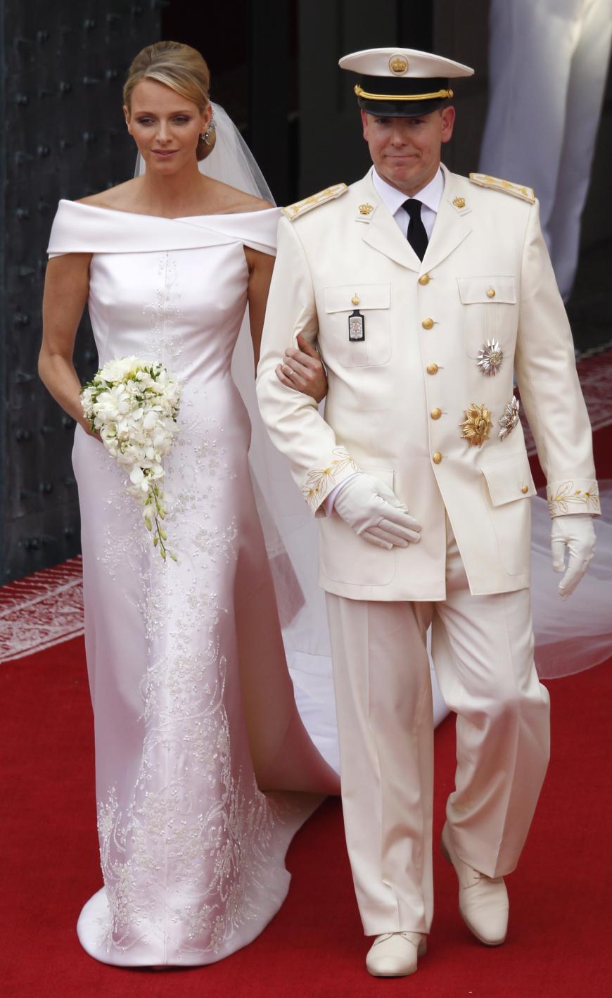 Am 2. Juli 2011 gaben sich Charlène von Monaco und Fürst Albert das Ja-Wort. Ihr Kleid fiel besonders wegen des schweren Stoffs und der meterlangen Schleppe auf. 80.000 Swarovski-Steine und 30.000 Perlen machten das Kleid zu einem absoluten Hingucker.