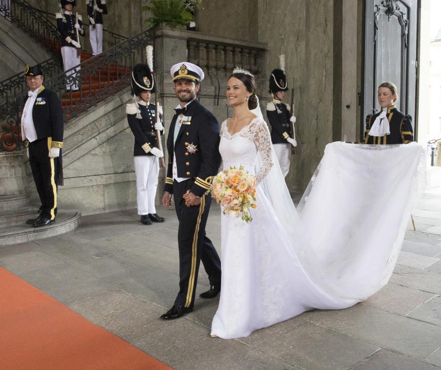 Im Juni 2015 gaben sich Prinz Carl Philip von Schweden und Sofia Hellqvist das Ja-Wort. Die Braut trug ein von Designerin Ida Sjöstedt entworfendes Traumkleid mit viel Spitze und meterlanger Schleppe, einen handbestickten Schleier sowie ein Diamant-Diadem.