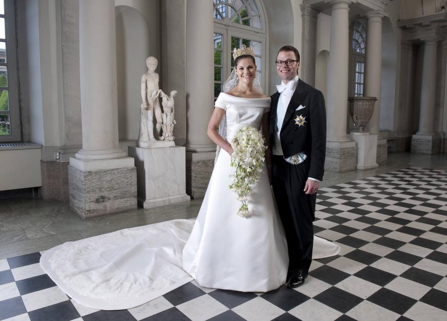 19. Juni 2010: Ein schwedischer Designer hatte die Ehre, Victoria von Schwedens Hochzeitskleid zu entwerfen. Dieses war eine kleine Revolution, da die Prinzessin für royale Verhältnisse viel Haut zeigte.
