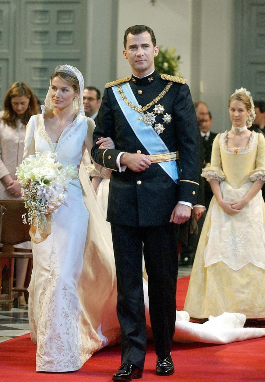 Das schlichte Modell des Designers Manuel Pertegaz hatte einen hohen Kaminkragen, der angeblich den langen Hals der Prinzessin etwas kaschieren sollte sowie einen dezenten V-Ausschnitt.
